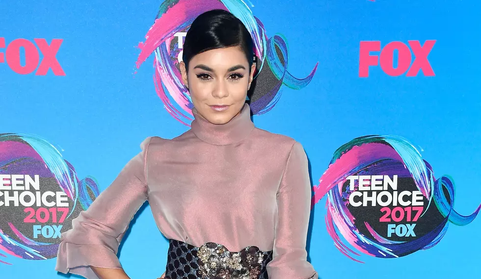 Vanessa Hudgens Poses With Cute Pooch at 2017 Teen Choice Awards